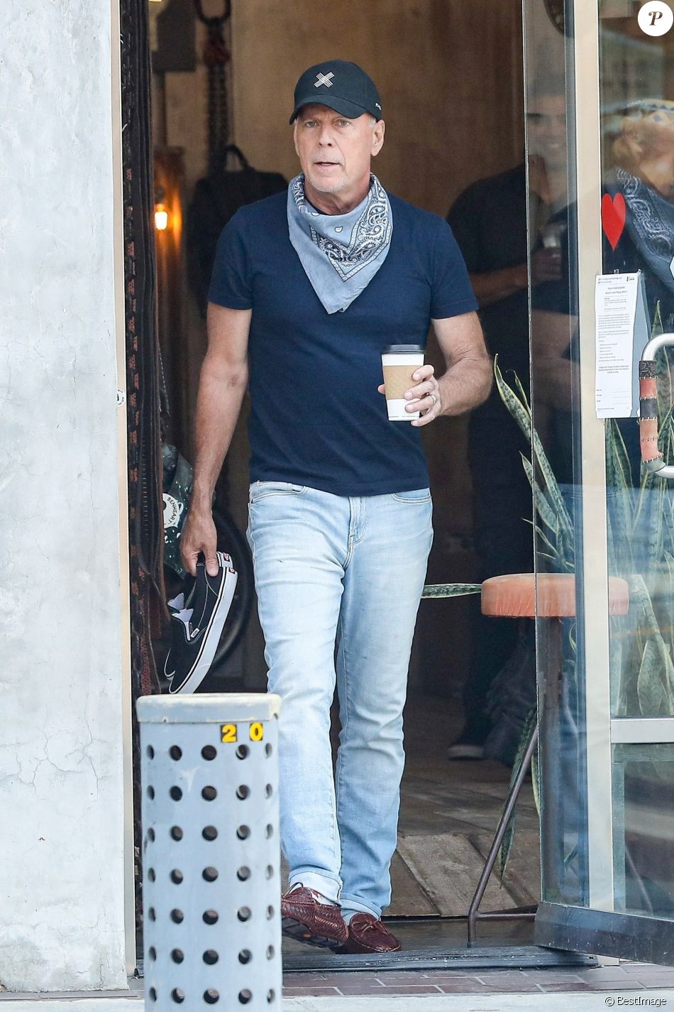 Exclusif - Bruce Willis est allé acheter un café à emporter dans le quartier de Beverly Hills à Los Angeles pendant l'épidémie de coronavirus (Covid-19), le 16 septembre 2020