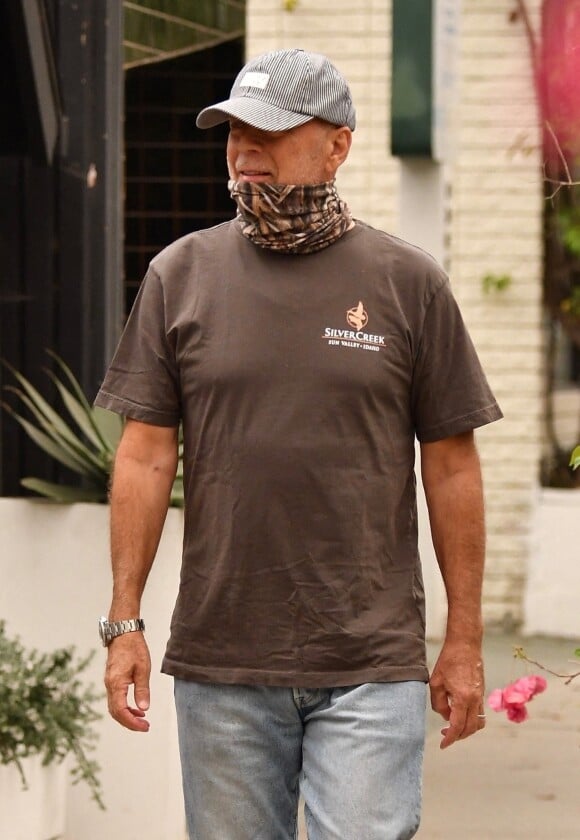 Bruce Willis sort faire une balade dans son quartier à Los Angeles le 10 septembre 2020.
