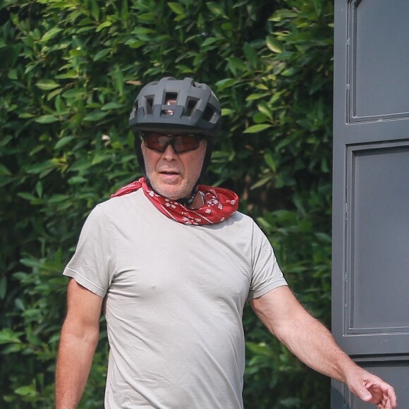 Exclusif - Bruce Willis se rend chez un ami à vélo électrique à Malibu le 9 septembre 2020.