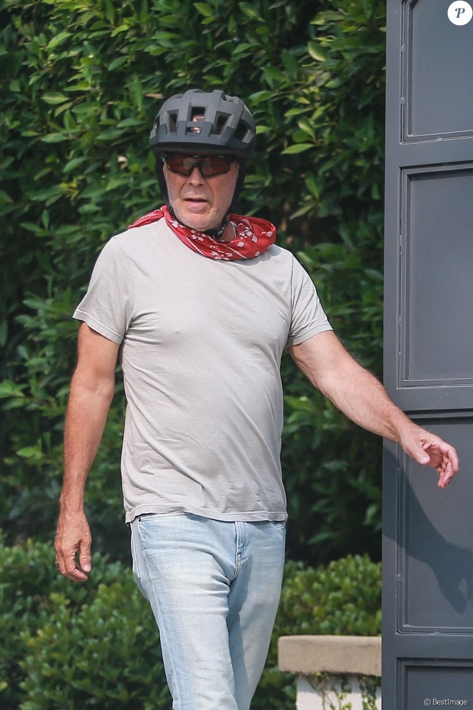 Exclusif - Bruce Willis se rend chez un ami à vélo électrique à Malibu le 9 septembre 2020.