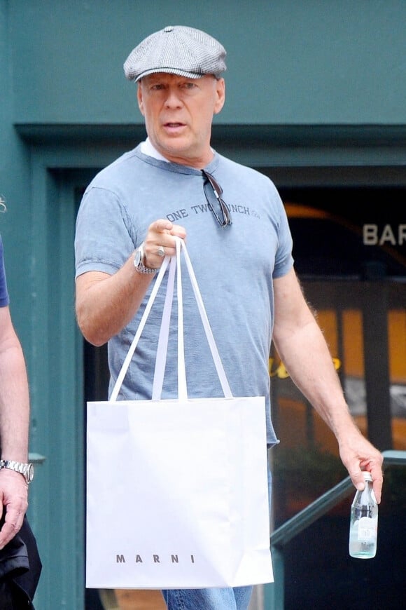 Bruce Willis fait du shopping chez "Marni" avec un ami dans le quartier de Soho à New York, le 20 juin 2019.