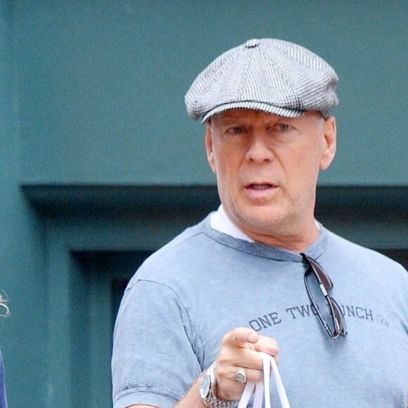 Bruce Willis fait du shopping chez "Marni" avec un ami dans le quartier de Soho à New York, le 20 juin 2019.