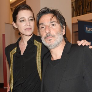 Yvan Attal et sa compagne Charlotte Gainsbourg - 30e cérémonie des Molières à la salle Pleyel à Paris, France. © Coadic Guirec/Bestimage