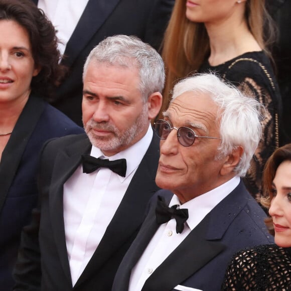 Irène Jacob (habillée en Chanel), Jean Dujardin, Elsa Zylberstein, Gérard Darmon - Montée des marches du film "Les plus belles années d'une vie" lors du 72ème Festival International du Film de Cannes. Le 18 mai 2019 © Jacovides-Moreau / Bestimage