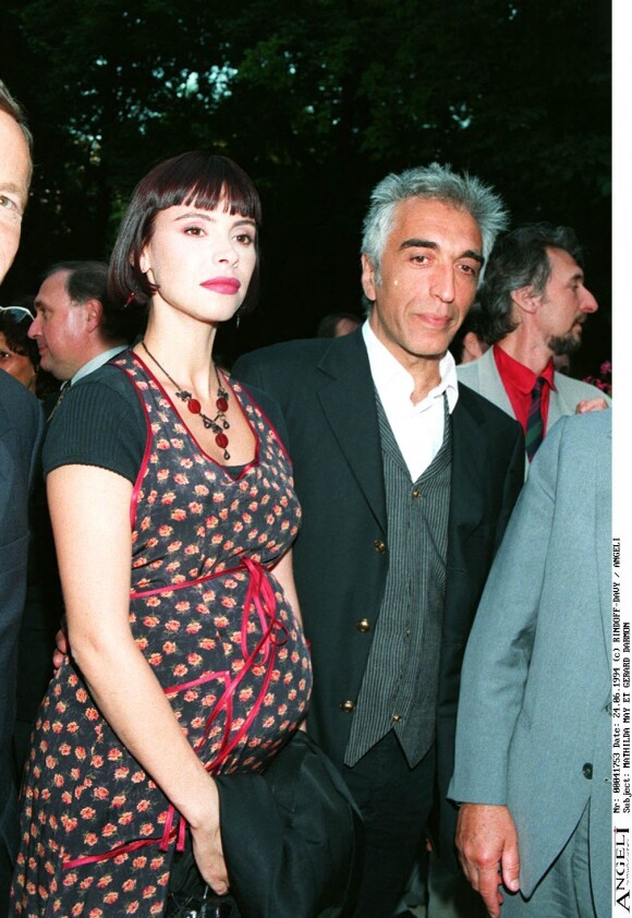 Mathilda May (enceinte) et Gérard Darmon en 1994.