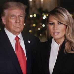 Le président Donald Trump et la Première Dame Melania Trump durant leur message de Noël © White House/Youtube/ZUMA Wire)