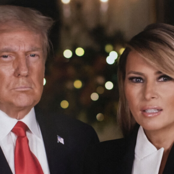 Le président Donald Trump et la Première Dame Melania Trump durant leur message de Noël © White House/Youtube/ZUMA Wire)