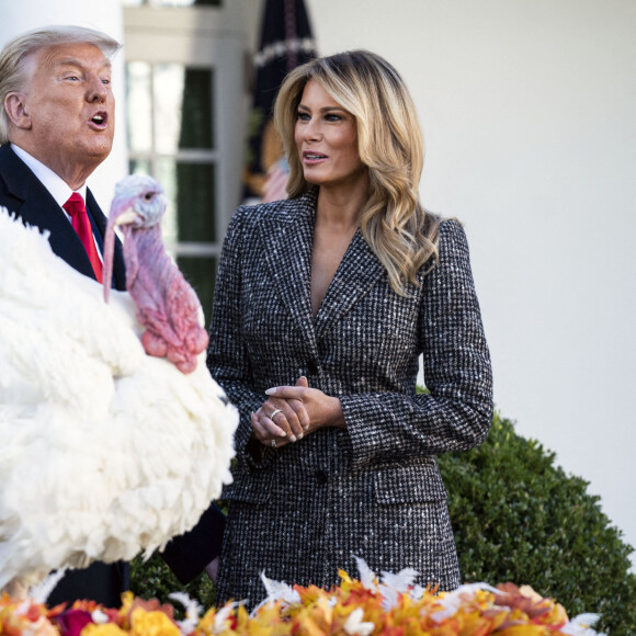 Le président Donald Trump et sa femme Melania lors de la cérémonie de pardon avec la dinde graciée Corn à la Maison Blanche le 24 novembre 2020. 