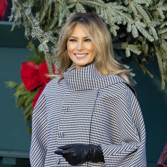 La première Dame Melania Trump reçoit pour la dernière fois le sapin de Noël à la Maison Blanche à Washington, le 23 novembre 2020.
