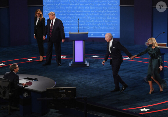 Donald Trump et sa femme Melania Trump face à Joe Biden et sa femme Jill lors du premier débat entre les candidats à Cleveland dans l'Ohio, le 29 septembre 2020.
