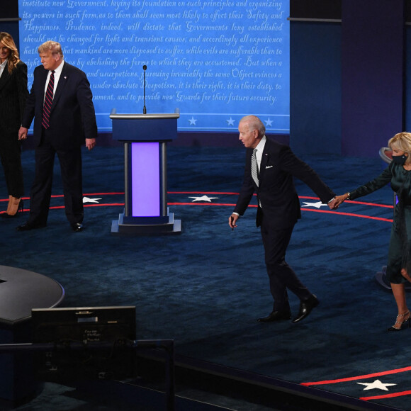 Donald Trump et sa femme Melania Trump face à Joe Biden et sa femme Jill lors du premier débat entre les candidats à Cleveland dans l'Ohio, le 29 septembre 2020.