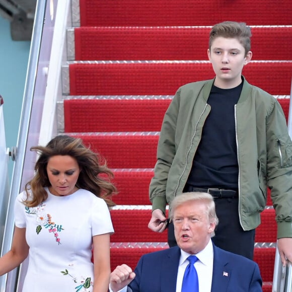 Donald J. Trump (président des Etats-Unis), avec sa femme la Première dame Melania et son fils Barron, débarquent d'Air Force One sur le tarmac de l'aéroport de Palm Beach, le 17 janvier 2020. 