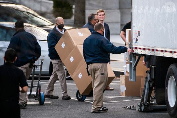 Les déménageurs s'occupent des affaires de Donald J. Trump pour son départ de la Maison Blanche à Washington, The District, Etats-Unis, le 14 janvier 2021. 