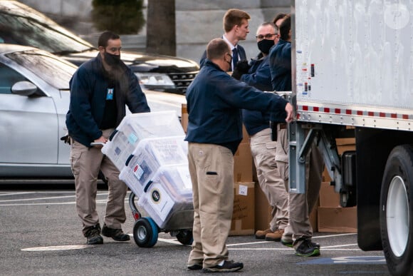 Les déménageurs s'occupent des affaires de Donald J. Trump pour son départ de la Maison Blanche à Washington, The District, Etats-Unis, le 14 janvier 2021. 