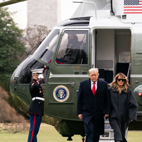 Le président Donald Trump et sa femme Melania arrivent à la Maison Blanche après leur séjour en Floride le 31 décembre 2020 