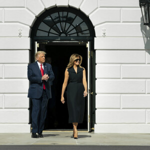 Le président américain Donald Trump, accompagnée de la première dame Melania Trump, quittent la Maison Blanche pour participer au dernier débat télévisé à Nashville, avant les élections présidentielles. Le 22 octobre 2020. 