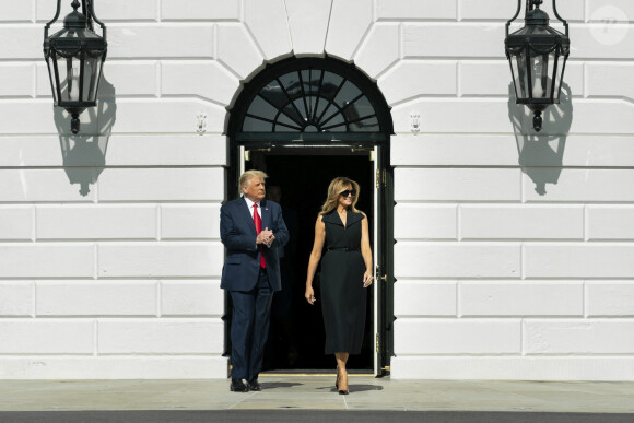 Le président américain Donald Trump, accompagnée de la première dame Melania Trump, quittent la Maison Blanche pour participer au dernier débat télévisé à Nashville, avant les élections présidentielles. Le 22 octobre 2020. 