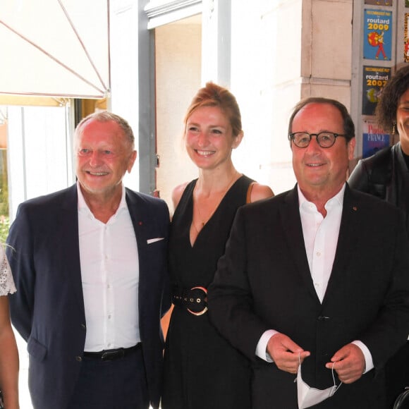 Eugénie Le Sommer, Jean-Michel Aulas, président de l'Olympique Lyonnais, Julie Gayet, productrice du film "Les Joueuses", François Hollande, Wendie Renard, Selma Bacha, Sarah Bouhaddi - François Hollande croise les acteurs du film "Les Joueuses" au restaurant "Chez Paul" en marge du Festival du film Francophone d'Angoulême 2020 le 1er septembre 2020 © Coadic Guirec / Bestimage