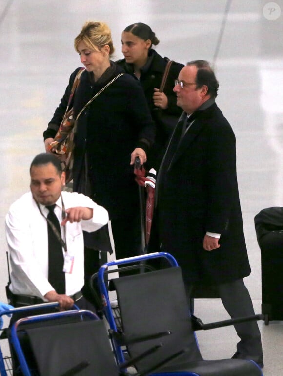 Exclusif - François Hollande et sa compagne Julie Gayet arrivent à l'aéroport de JFK à New York pour prendre un avion pour Paris le 19 novembre 2019.