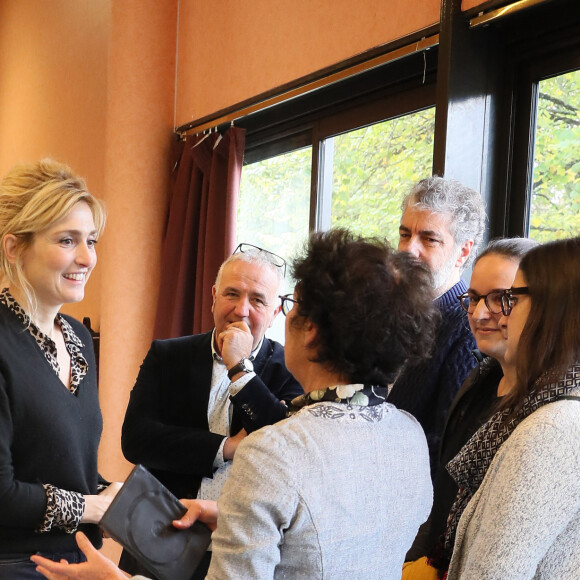 L'actrice, réalisatrice, productrice et compagne de l'ex president de la République F. Hollande, Julie Gayet anime une master classe après une projection avec des lycéens afin d'expliquer le monde du cinéma, les sujets de parité et surtout la place de la femme dans le cinema lors du 28ème Festival du cinema de Sarlat le 13 Novembre 2019 Elle a donné ce cours dans le lycée Pré de Cordy, en compagnie de Philae, la femelle labrador de son compagnon F. Hollande. © Patrick Bernard/ Bestimage