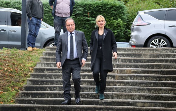 François Hollande et sa compagne Julie Gayet se sont rendus au musée du président Jacques Chirac de Sarran en Corrèze. © Patrick Bernard/Bestimage