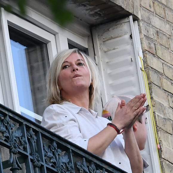 Exclusif - Flavie Flament et son fils Enzo Castaldi sont au balcon de leur domicile pour applaudir le personnel soignant en première ligne face à l'épidémie de Coronavirus (Covid-19) à Paris le 12 avril 2020. Merci de flouter le visage des enfants avant publication 