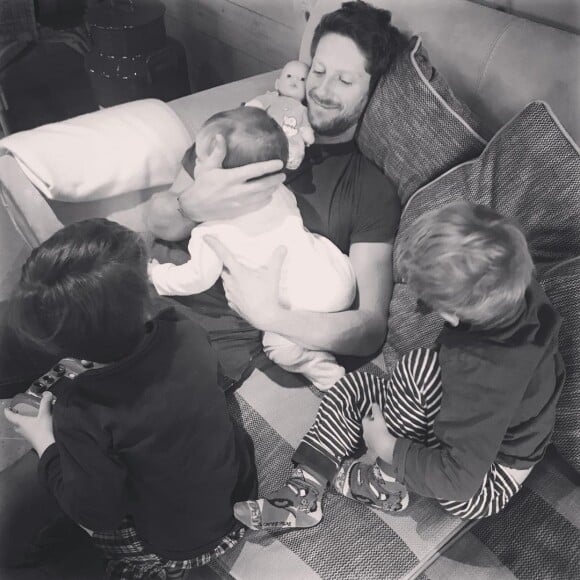 Romain Grosjean avec ses trois enfants, Sacha, Simon et Camille. Photo publiée sur Instagram par sa femme Marion Jollès-Grosjean.