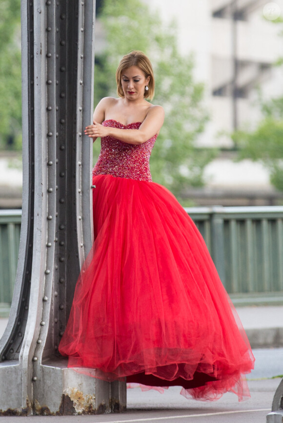 Semi-Exclusif - Gaëlle Petit (émission "Les Ch'tis" sur W9) pose dans une robe rouge lors d'un shooting photo sur le pont de Bir-Hakeim à Paris, le 26 mai 2016.