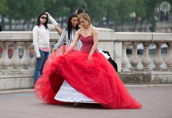 Semi-Exclusif - Gaëlle Petit (émission "Les Ch'tis" sur W9) pose dans une robe rouge lors d'un shooting photo sur le pont de Bir-Hakeim à Paris, le 26 mai 2016.