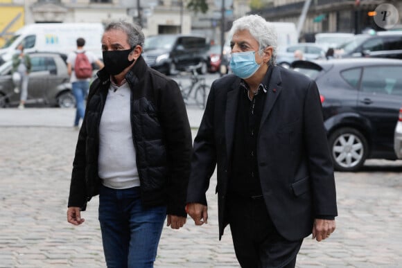 Exclusif - Enrico Macias - Arrivées à la messe hommage à Jean-Loup Dabadie en l'église Saint-Germain-des-Prés à Paris le 23 septembre 2020.