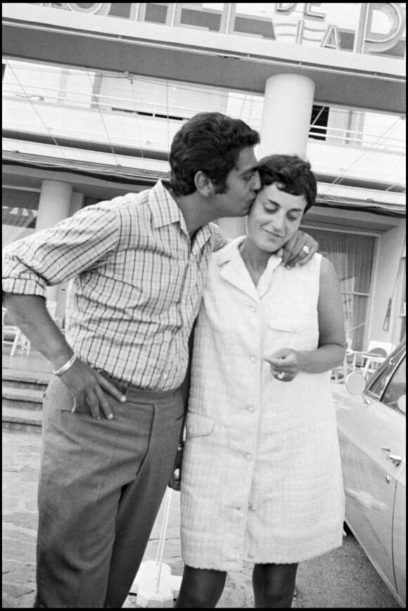 Archives - Enrico Macias et sa femme Suzy - Rendez-vous à la plage.