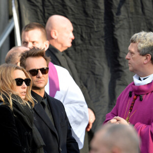 Sylvie Vartan, Laura Smet, David Hallyday, Mgr Benoist de Sinety, le père Guy Gilbert - Sorties de l'église de la Madeleine après les obsèques de Johnny Hallyday à Paris. Le 9 décembre 2017. © Veeren / Bestimage