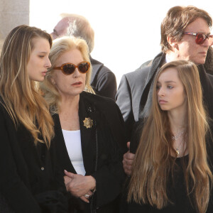 Sylvie Vartan, son mari Tony Scotti et ses petites filles Ilona et Emma (filles de David Hallyday et d'Estelle Lefébure) - Obsèques de Michel Pastor en l'église Saint-Charles à Monaco. Le 6 février 2014.