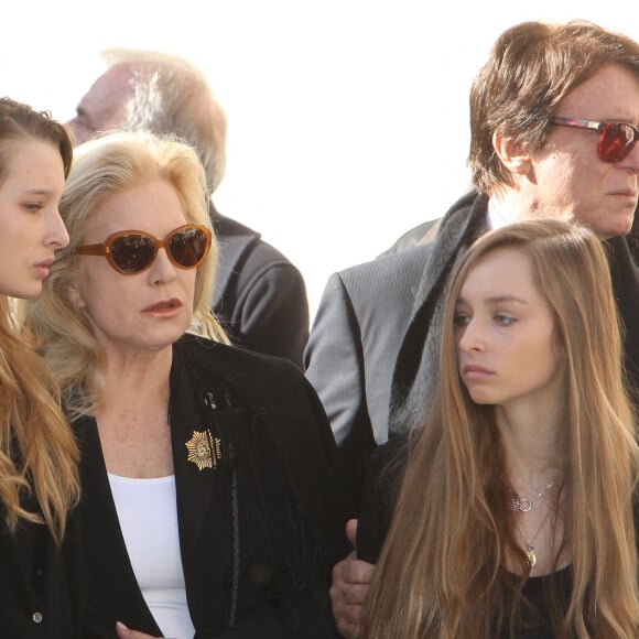 Sylvie Vartan, son mari Tony Scotti et ses petites filles Ilona et Emma (filles de David Hallyday et d'Estelle Lefébure) - Obsèques de Michel Pastor en l'église Saint-Charles à Monaco. Le 6 février 2014.