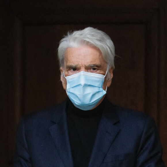 Exclusif - Bernard Tapie - Sorties des obsèques du chef Gérard Idoux (restaurateur à la tête du Récamier) en l'église de Saint-Germain-des-Prés à Paris, le 08 octobre 2020. Christophe Clovis / Bestimage
