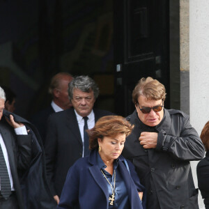 Jean-Louis Borloo, Bernard Tapie et sa femme Dominique Tapie - Sorties de obsèques de Jean-Noël Tassez, le compagnon de Charlotte Rampling, au crématorium du cimetière du Père-Lachaise à Paris, le 9 octobre 2015.