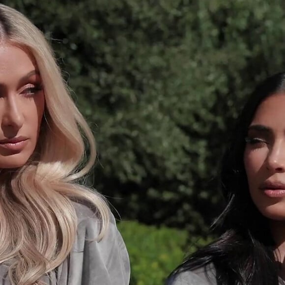 Kim Kardashian West et Paris Hilton sur le spot publicitaire de SKIMS Velour.