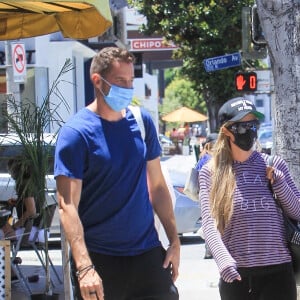 Paris Hilton et son compagnon Carter Reum font leurs courses en BMW à Los Angeles, le 3 juillet 2020.