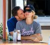 Exclusif - Tendrement enlacés, Paris Hilton et son compagnon Carter Reum s'embrassent pendant leur déjeuner romantique à Malibu.
