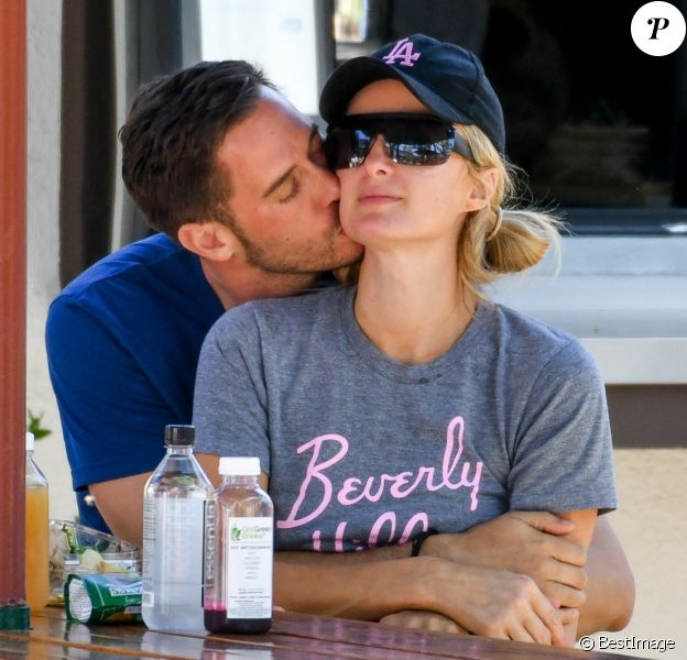 Exclusif - Tendrement enlacés, Paris Hilton et son compagnon Carter Reum s'embrassent pendant leur déjeuner romantique à Malibu.