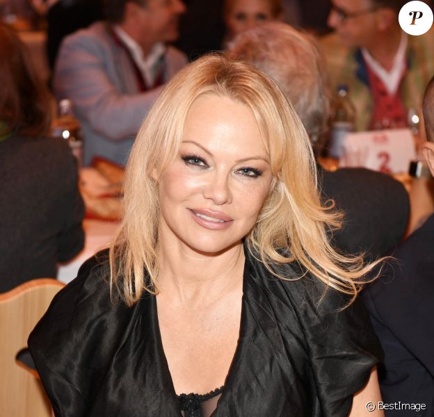 Pamela Anderson s'est mariée en secret avec Jon Peters, un producteur. L'actrice de 52 ans a épousé en secret Jon Peters, un producteur de 74 ans.