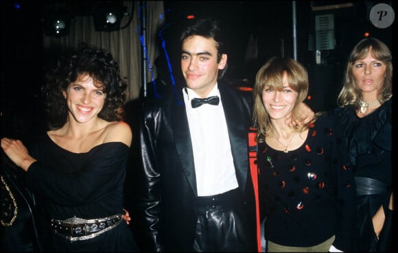 Clio Goldsmith et Anthony Delon et sa mère Nathalie lors d'une soirée à Paris.