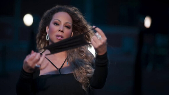 Mariah Carey chante son single "Save the Day" au Billie Jean King National Tennis Center, le 14 septembre 2020.