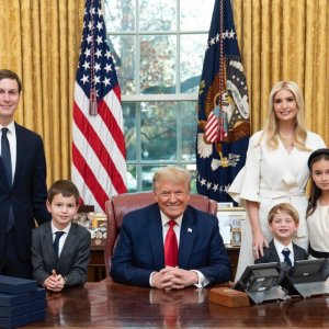 Donald Trump, ses conseillers Ivanka Trump et Jared Kushner, et ses petits-enfants Arabella, Joseph et Theodore à la Maison-Blanche. Décembre 2020.