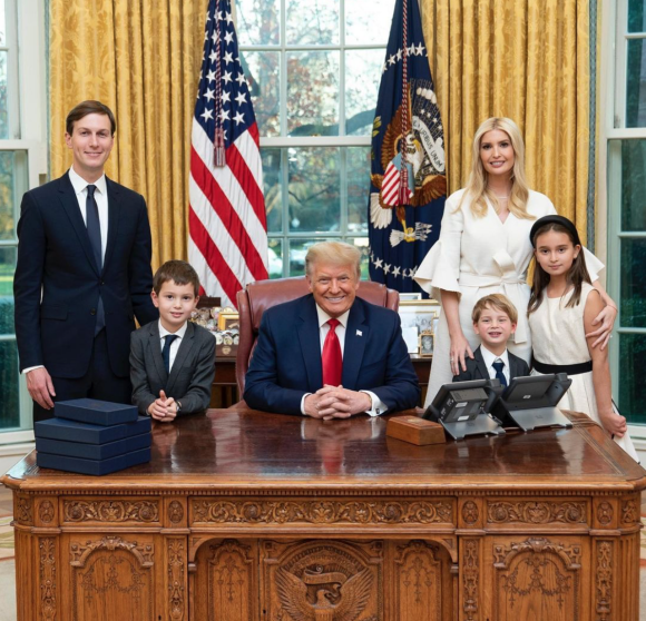 Donald Trump, ses conseillers Ivanka Trump et Jared Kushner, et ses petits-enfants Arabella, Joseph et Theodore à la Maison-Blanche. Décembre 2020.