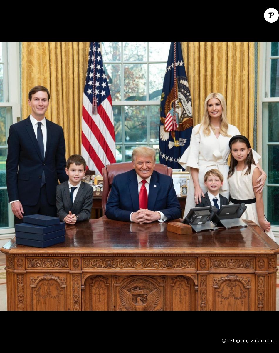 Donald Trump, ses conseillers Ivanka Trump et Jared Kushner, et ses petits-enfants Arabella, Joseph et Theodore à la Maison-Blanche. Décembre 2020.