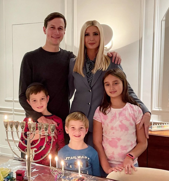 Ivanka Trump, son mari Jared Kushner et leurs enfants Arabella, Joseph et Theodore. Décembre 2020.