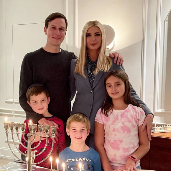 Ivanka Trump, son mari Jared Kushner et leurs enfants Arabella, Joseph et Theodore. Décembre 2020.