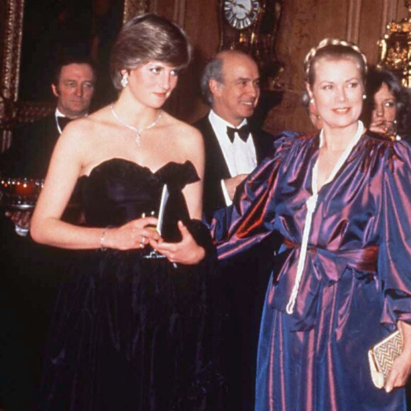 Diana et le prince Charles avec la princesse Grace de Monaco à Londres, en 1981. Il s'agit de la première sortie officielle de Diana (en robe Emanuels) et Charles après leur mariage.