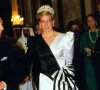 Diana (en robe créée par David et Elizabeth Emanuel) avec le prince Charles en visite en Arabie Saoudite.